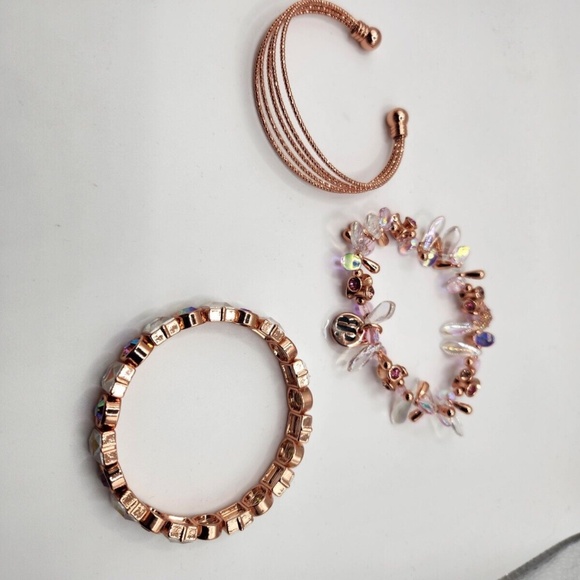 Bomb Party 2023 Holiday Stacks Love Is The Greatest Gift Bracelet RBP6864 NIB - Picture 4 of 8